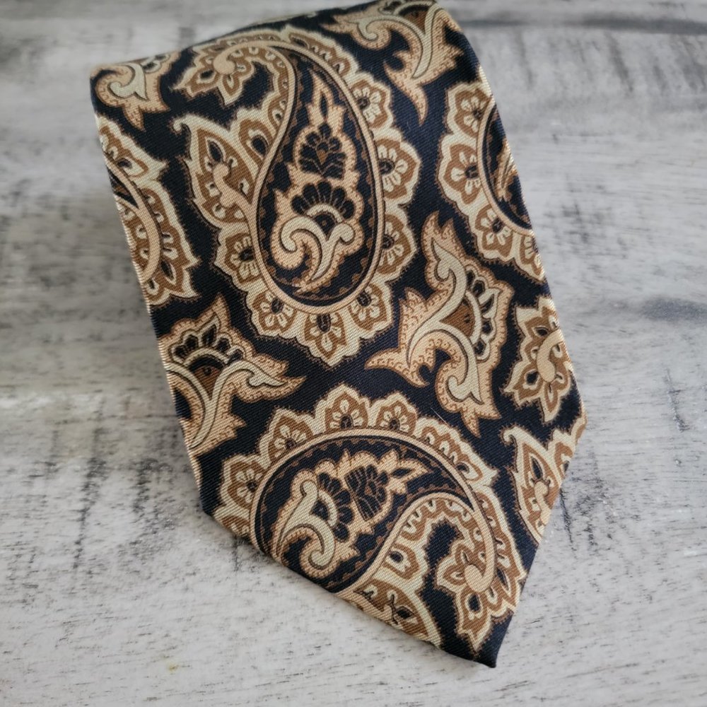Saks Fifth Avenue Black and Sage Green Paisley Print Necktie 57 x 3.5
